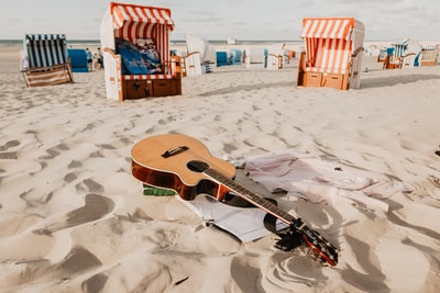 布朗原声吉他在沙子上一天时间
